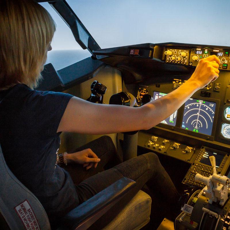 Frau im Cockpit