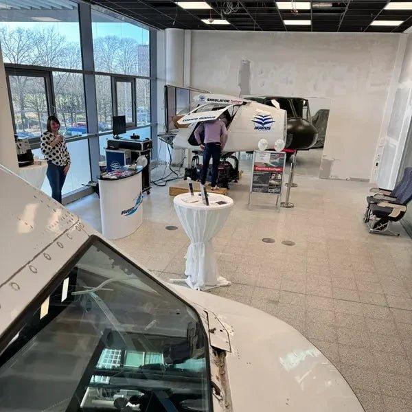 Spannende Einblicke: Besucher erkunden das zukünftige Ladenlokal am FMO während der Messe Reise & Freizeit - Flugsimulator Münster