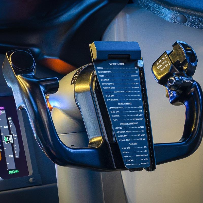 Boeing 737 Steuerhorn im Cockpit des Flugsimulators Münster – realitätsnahe Bedienung