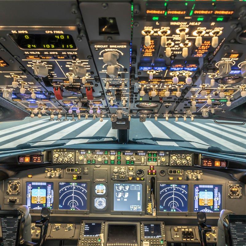Originalgetreues Boeing 737 Cockpit im Flugsimulator am Flughafen Münster-Osnabrück