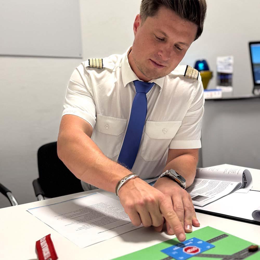 Fabian gibt das Briefing vor dem Flug im Flugsimulator