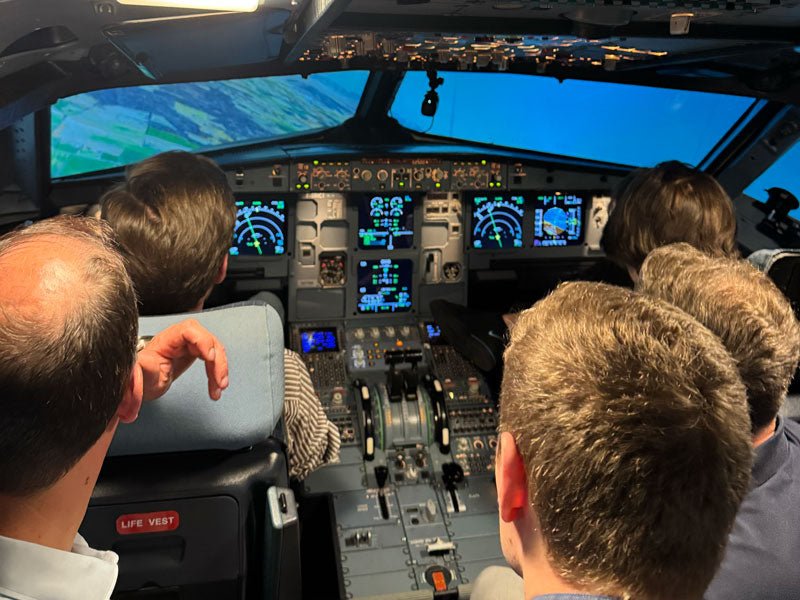 Gäste erleben gemeinsam einen Simulatorflug im Airbus-Cockpit