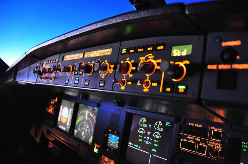 Blick in das Cockpit vom Flugsimulator mit leuchtenden Instrumenten