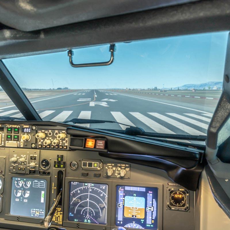 Instrumententafel im Boeing 737 Flugsimulator mit funktionalen Displays und Bedienelementen