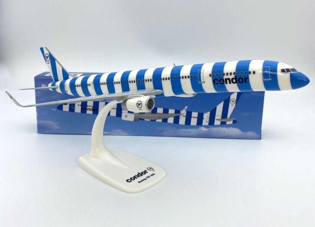 Condor Boeing 757-300 mit blauen Steifen