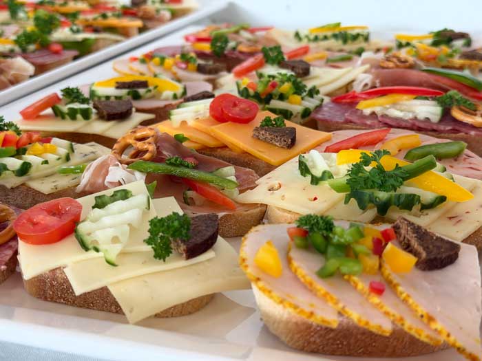 Canapés mit Käse, Gemüse und Aufschnitt für das Event-Catering